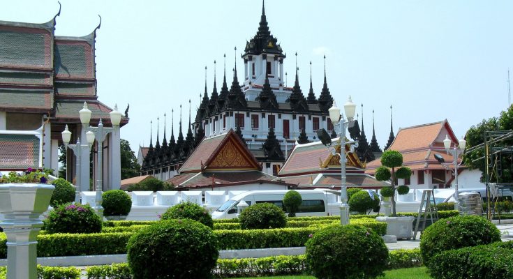Храм Ват Ратчанаддарам Воравихан в Бангкоке