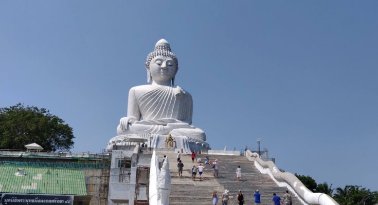 Большой Будда на острове Пхукет в Тайланде